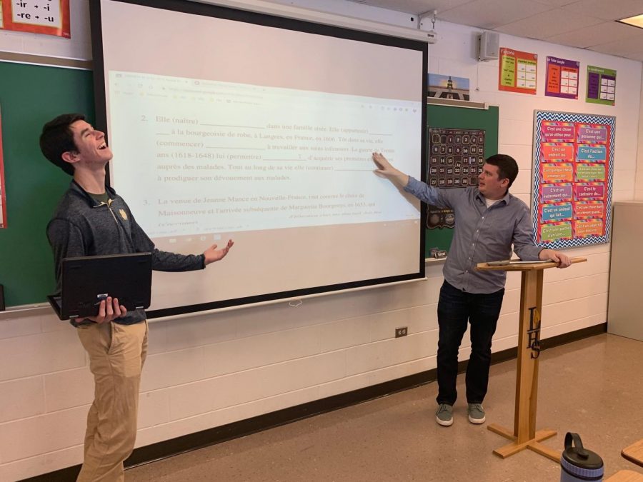 Wojnar teaches senior John Arundel complex grammar skills in preparation for their upcoming quiz. When not learning grammar, Wojnar can usually be found teaching vocabulary units like Religions, Art, or Government.