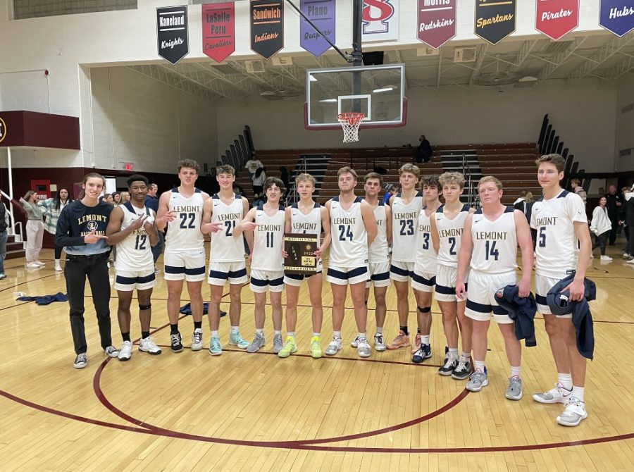 Lemont+posing+with+their+first+Regional+plaque+since+1993+at+Morris+Community+high+school.+Lemont+ended+the+regular+season+with+a+record+of+23-7+and+a+Deerfield+MLK+tournament+Championship.