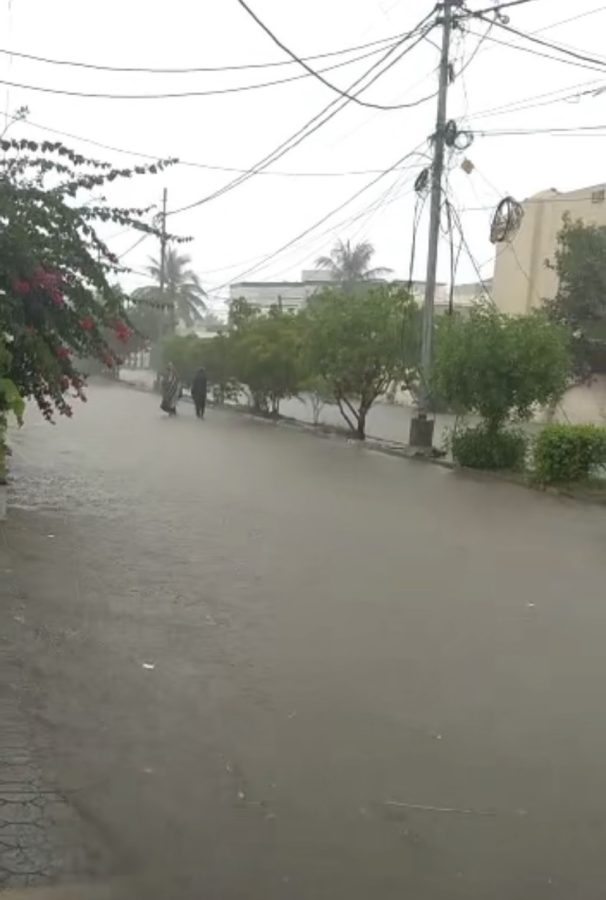 People+walk+through+the+flooded+streets+of+Karachi%2C+Pakistan.