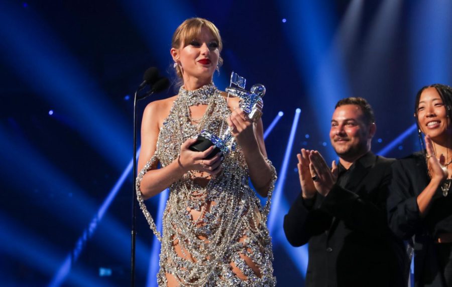 Taylor Swift received an award for music video of the year at the 2022 VMAs, celebrating her short film for her song “All too Well (10-minute version)(Taylor’s Version).” 