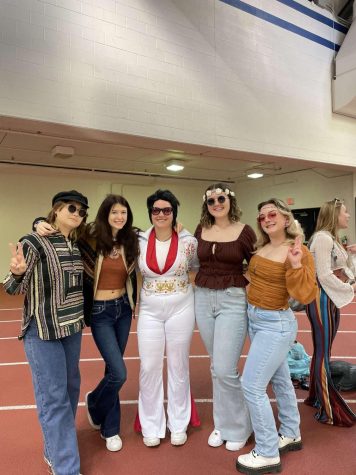 Seniors, Jessica Popper, Chanel Kucharkowsi, Julia Pizko, Jaclyn Shoudis, and Elle Jeffress pose for a picture on decade day. 