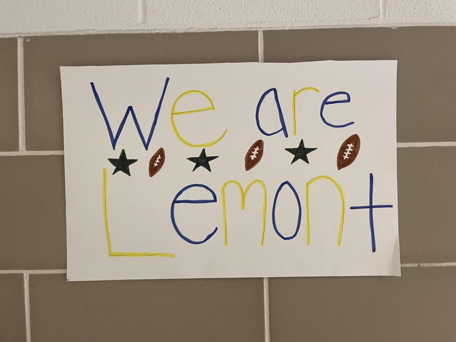Posters+created+by+students+in+support+of+Lemont%E2%80%99s+football+team