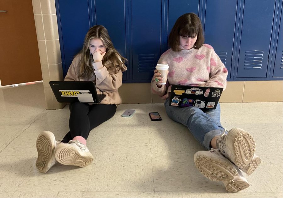 As the first semester nears its end, students work tirelessly through final projects, important deadlines and the academic stress of the winter season. Many students have found pleasure in listening to music while working and indulging in warm drinks from the Common Grounds.  