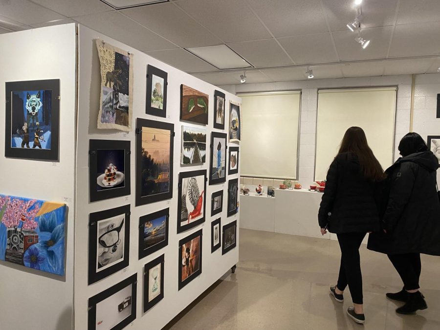 Friends+and+family+visit+Gallery+306+to+admire+art+created+by+students.+The+exhibit+showcased+paintings%2C+photographs%2C+drawings%2C+ceramic+pieces+and+more.%0A