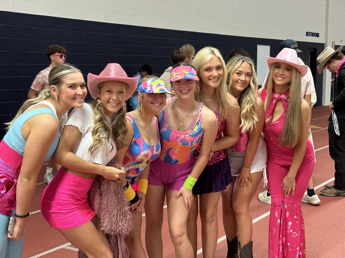 Seniors+channel+their+inner+Barbie+via+movie+inspired+costumes.+Pictured+from+left+to+right%2C+Riley+Conry%2C+Fawne+Ford%2C+Sophia+Pirie%2C+Emily+Manalli%2C+Jess+Rimbo%2C+Maddie+Smith+and+Kylie+Meloni.+